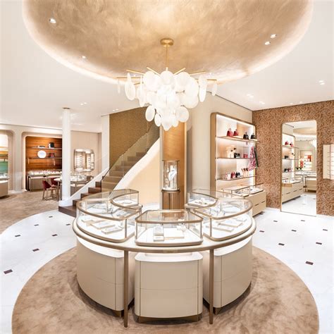 Cartier: fine jewelry, watches, accessories at Schweizerhofquai 2.